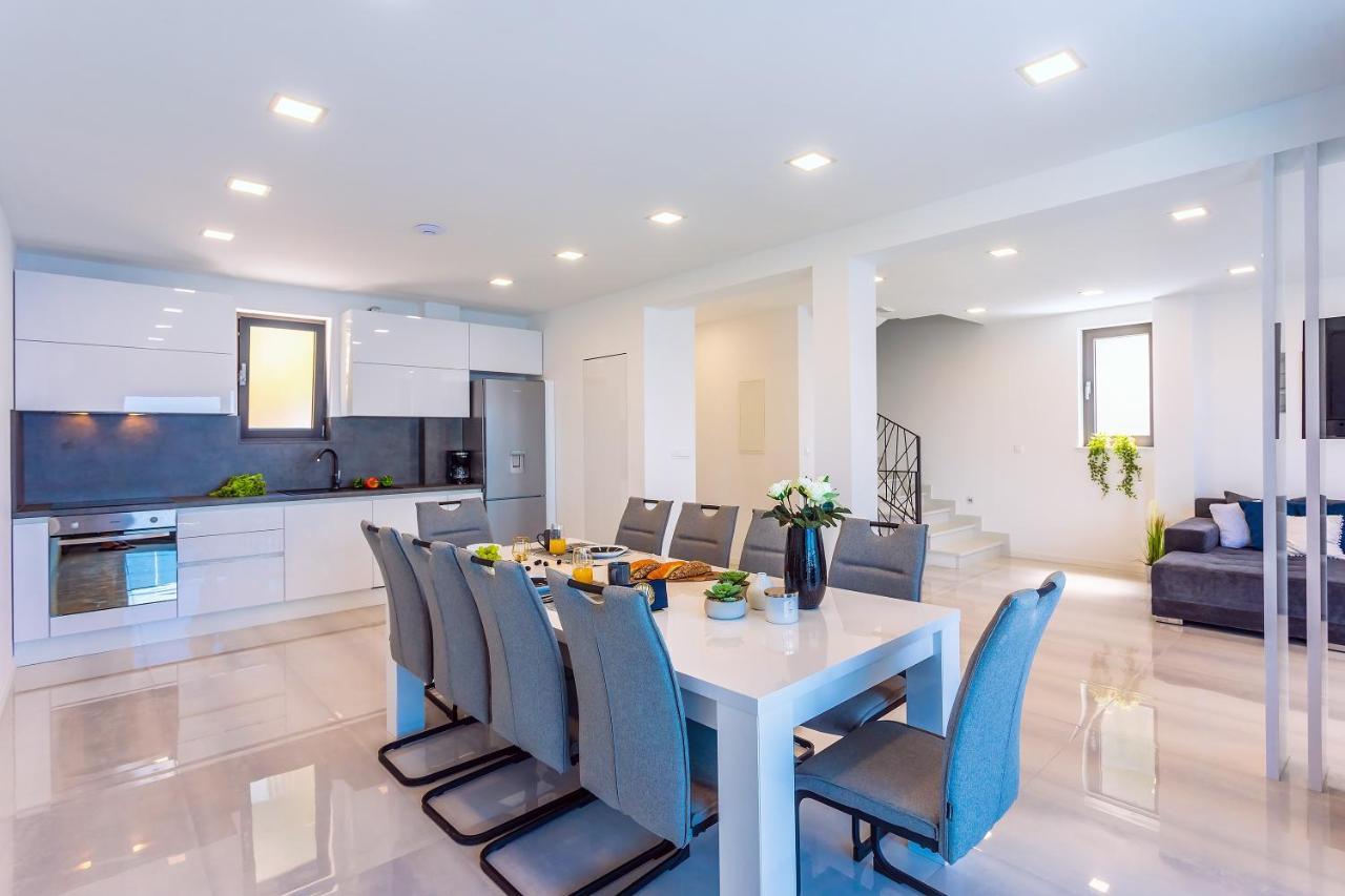 Villa Belvedere With Heated Pool, Billiards, Media Room, Sea Views,10 Pax Omiš Εξωτερικό φωτογραφία