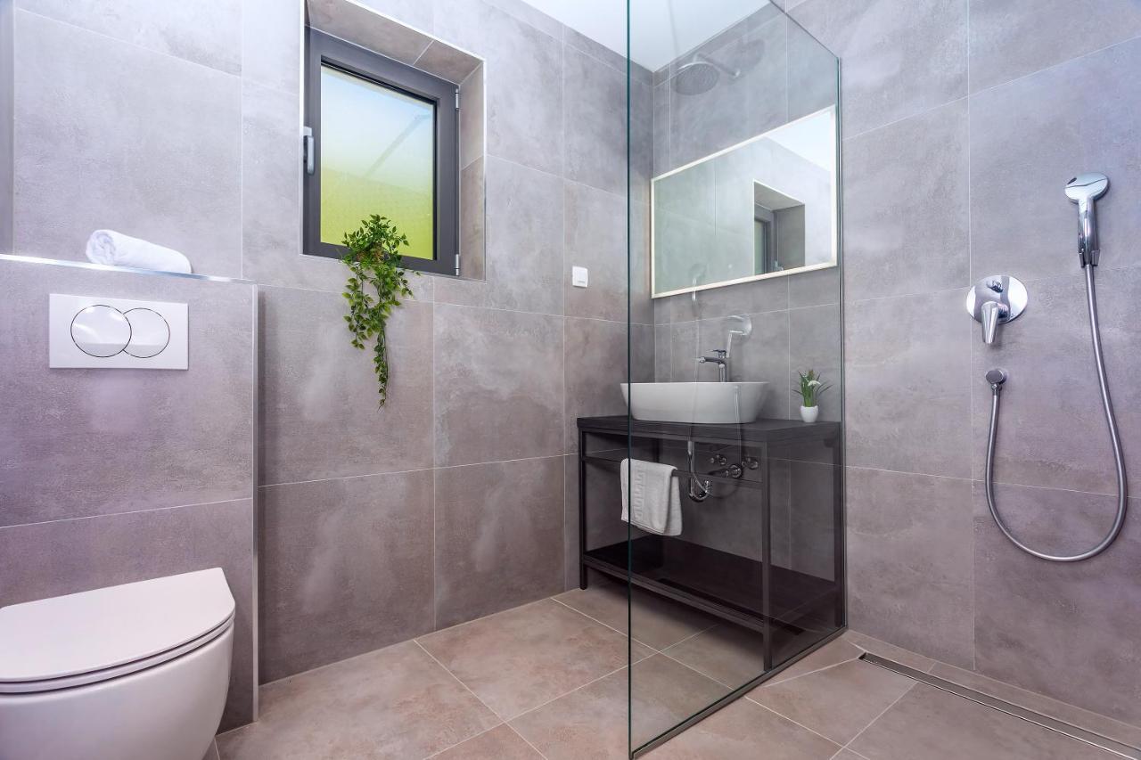 Villa Belvedere With Heated Pool, Billiards, Media Room, Sea Views,10 Pax Omiš Εξωτερικό φωτογραφία