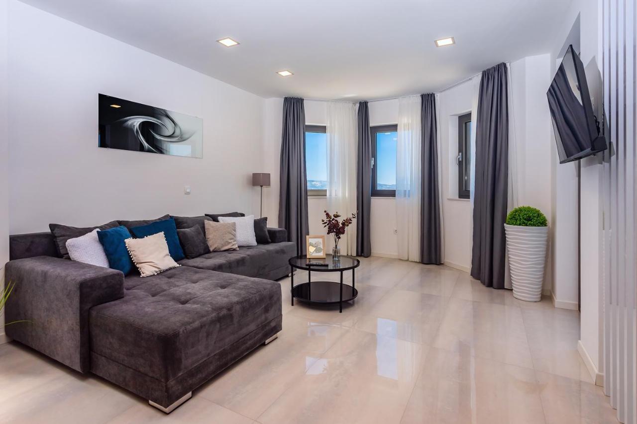 Villa Belvedere With Heated Pool, Billiards, Media Room, Sea Views,10 Pax Omiš Εξωτερικό φωτογραφία