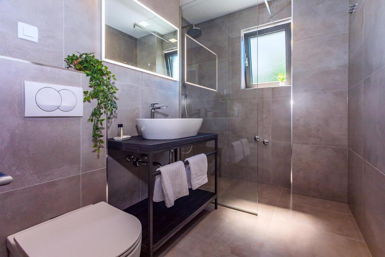 Villa Belvedere With Heated Pool, Billiards, Media Room, Sea Views,10 Pax Omiš Εξωτερικό φωτογραφία