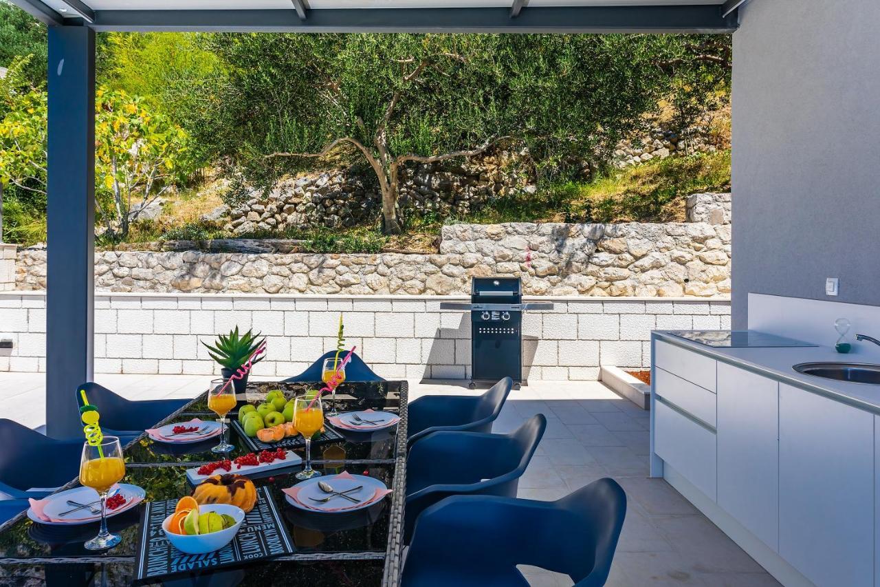 Villa Belvedere With Heated Pool, Billiards, Media Room, Sea Views,10 Pax Omiš Εξωτερικό φωτογραφία